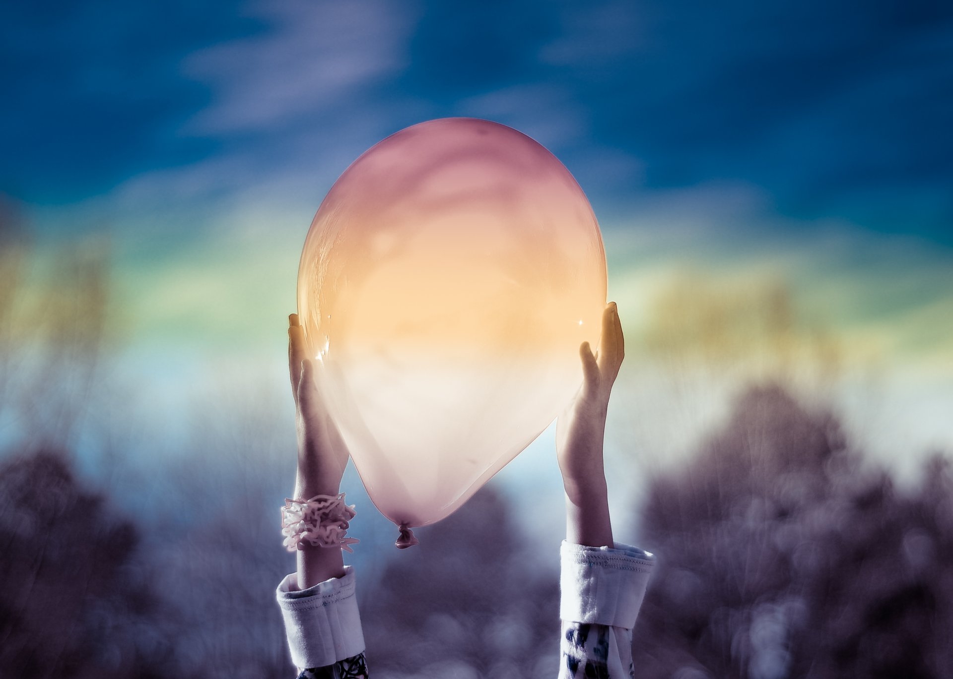 balon ręce niebo