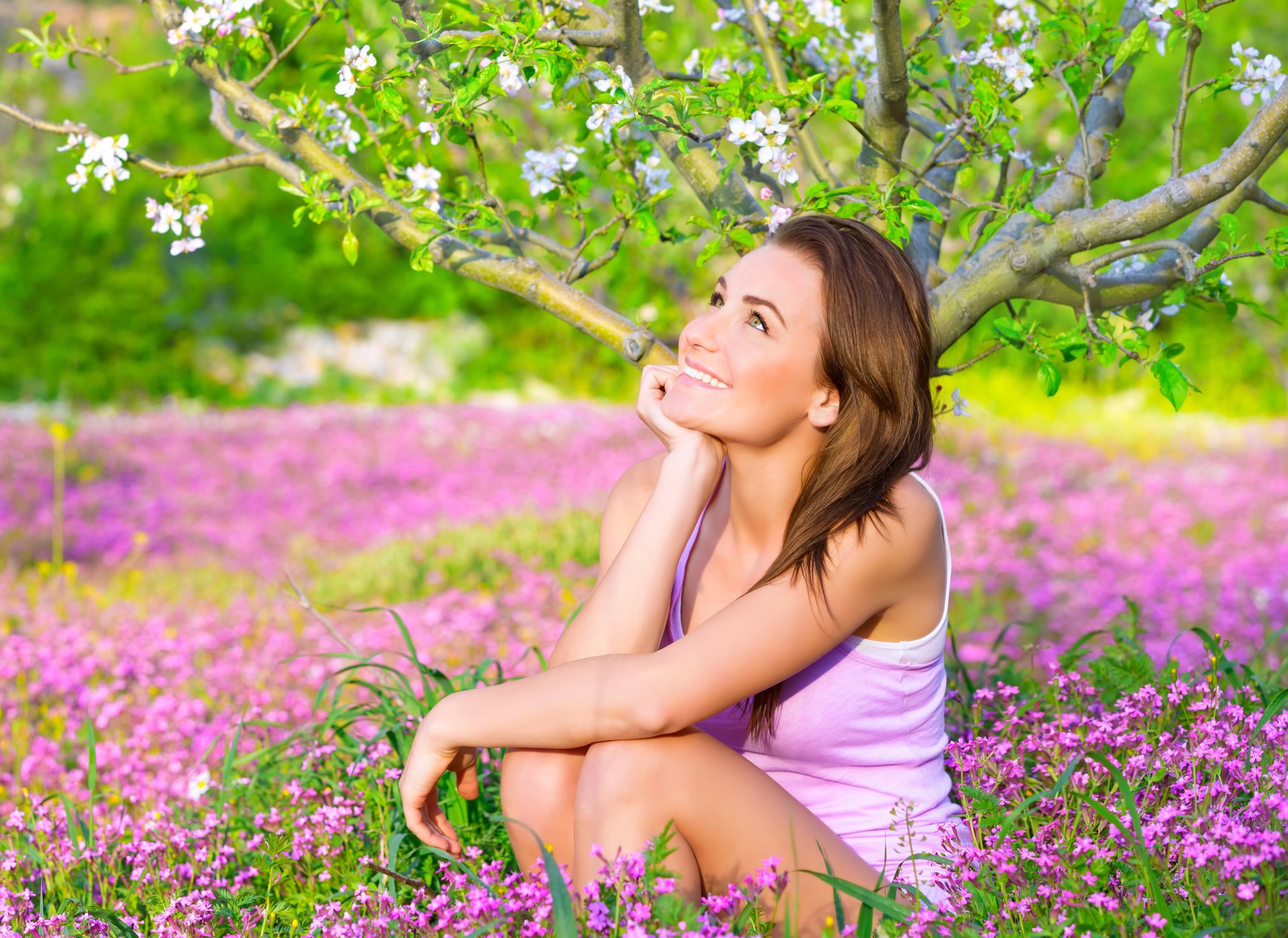 chica. estado de ánimo sonrisa mirada sentado flores árbol