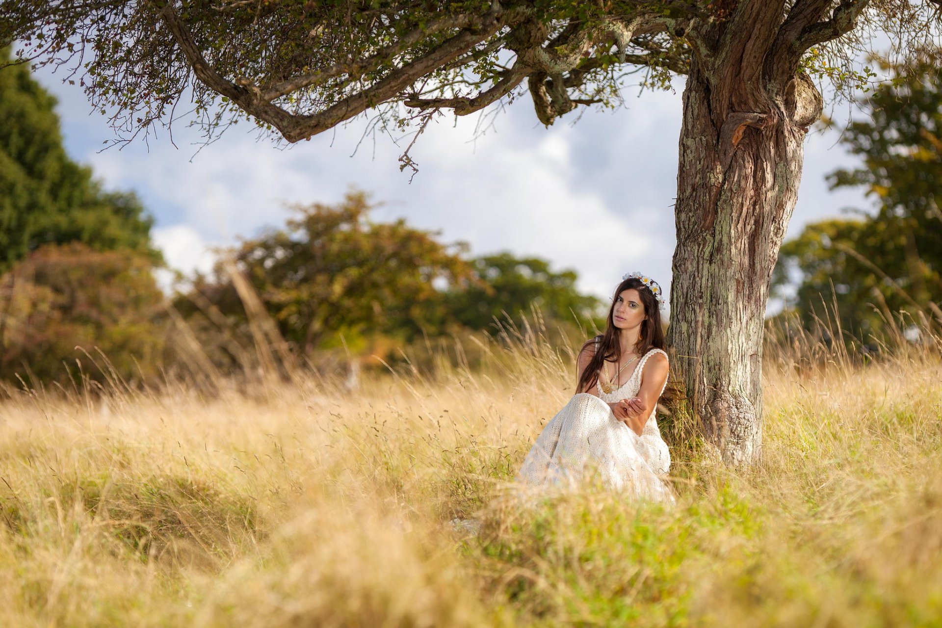 ragazza natura albero seduta vestito bianco