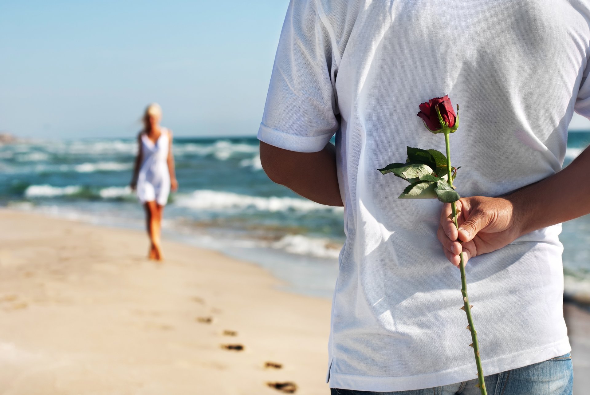 feliz amor romántico hombre crecido pareja playa mar arena