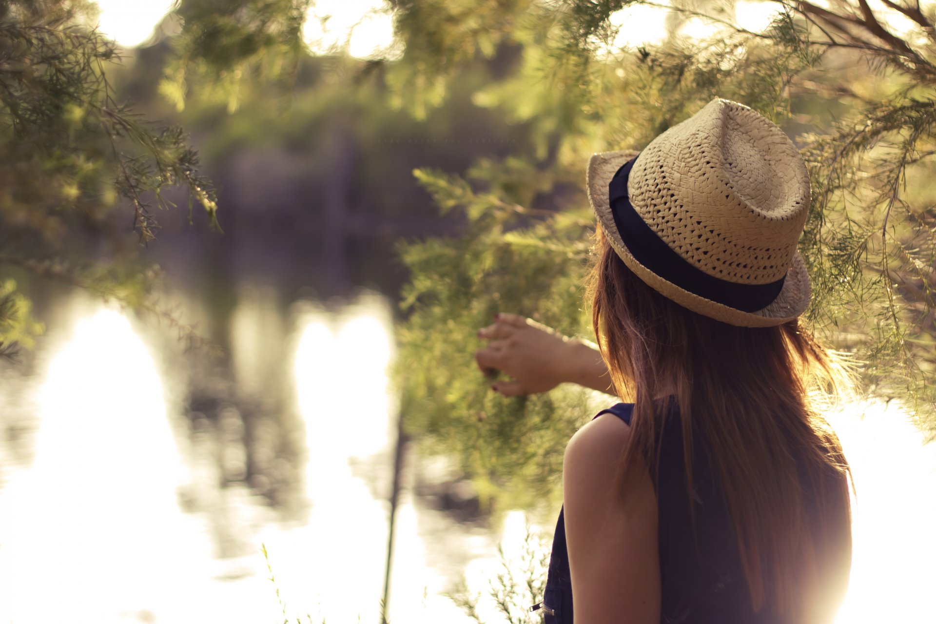ragazza cappello estate acqua verde