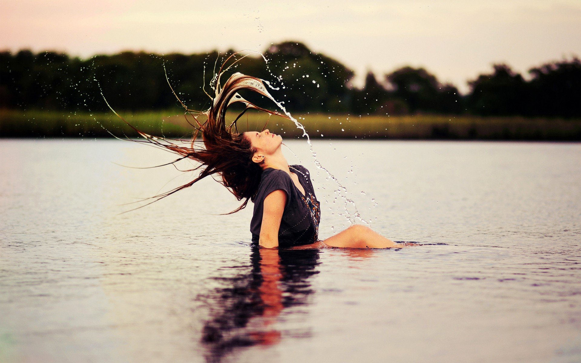 ragazza bruna lago acqua