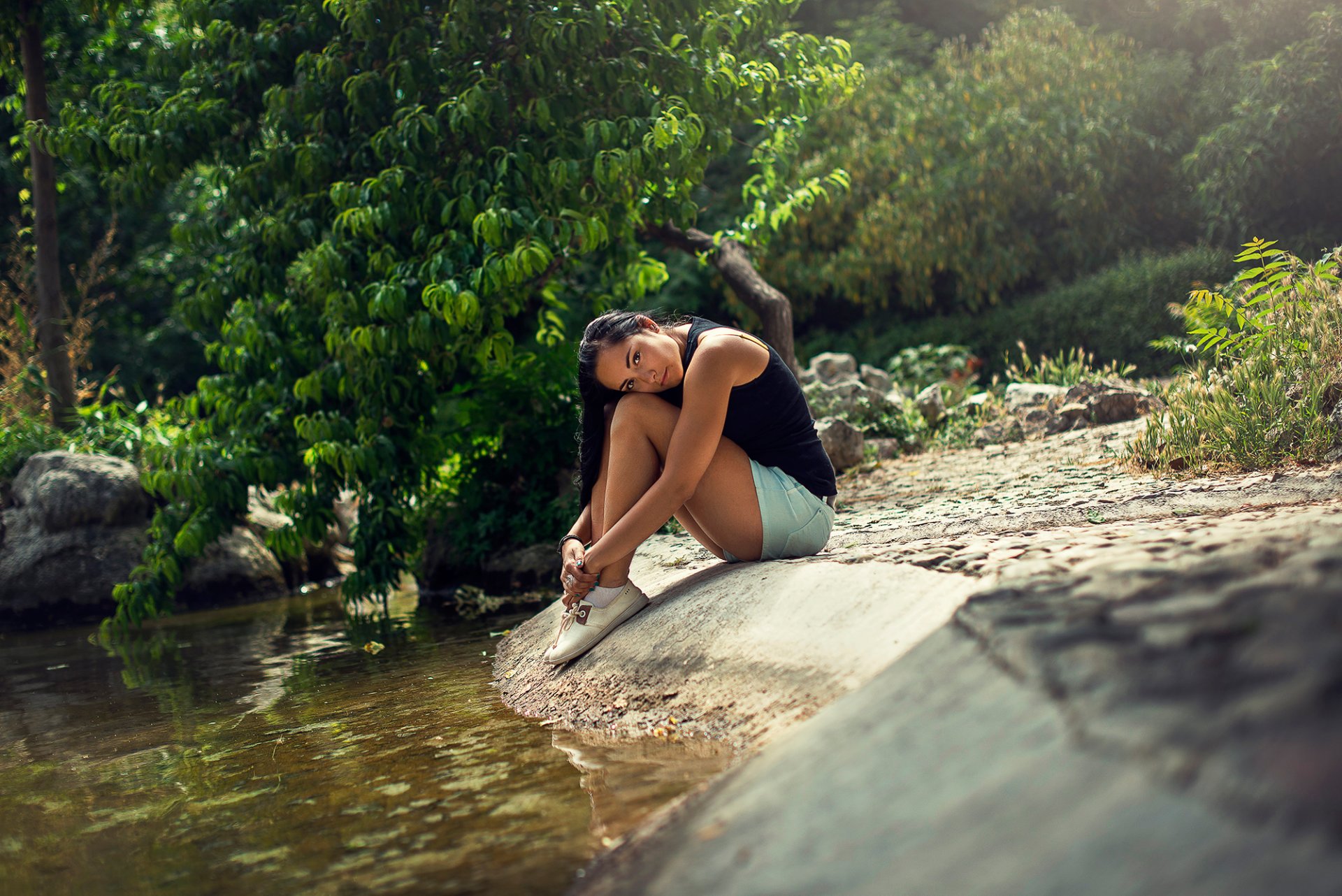 belleza piernas pantalones cortos arroyo piedra agua