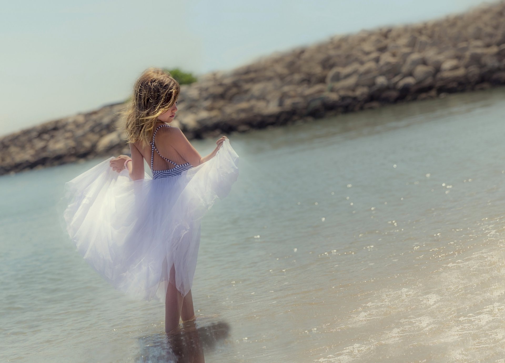 jeune fille jupe la mer l humeur