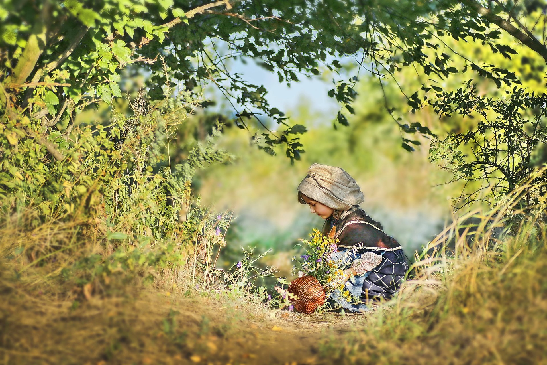 dzieci dziewczynka natura lato zieleń kosz kwiaty