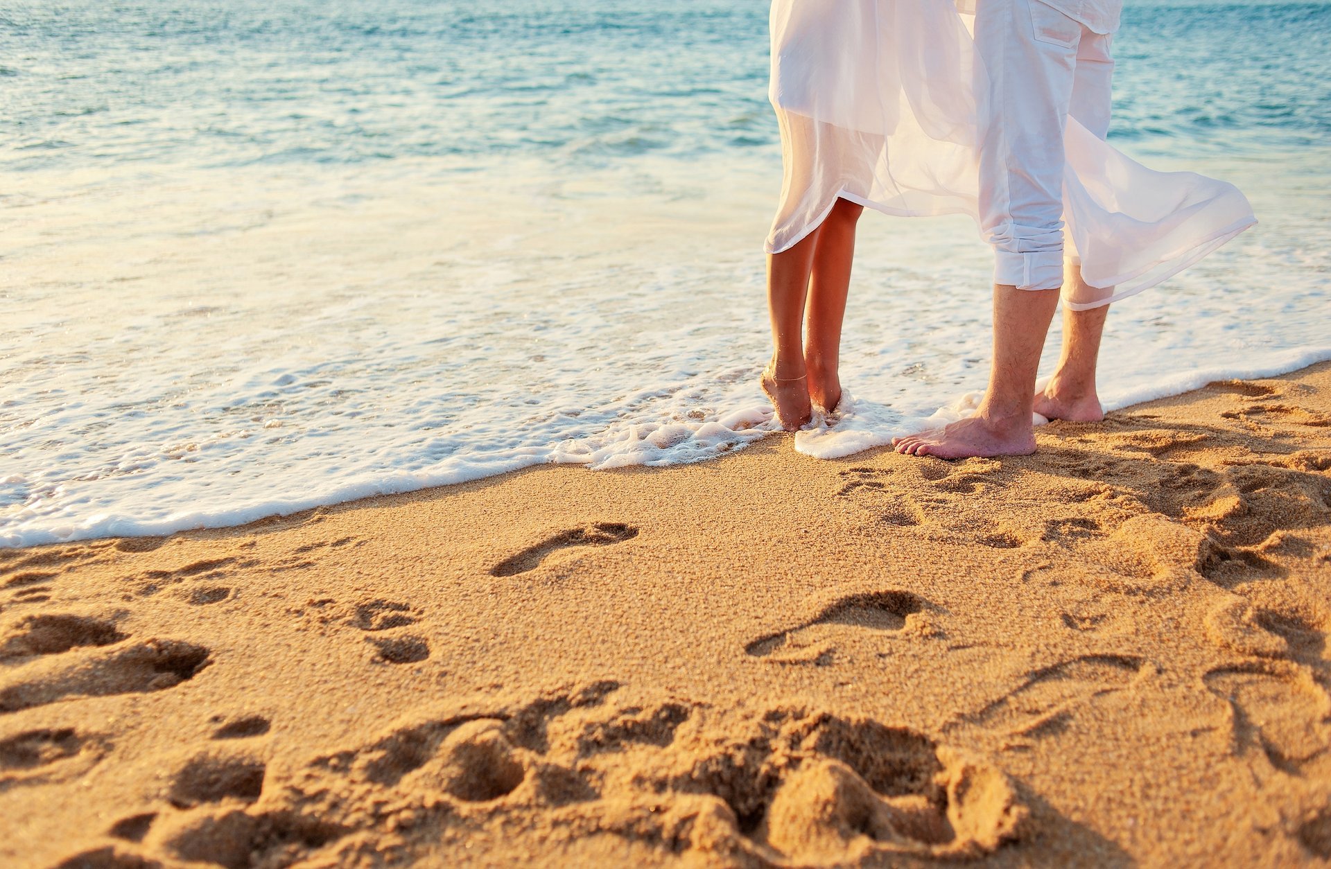 glücklich liebe romantisch person kuss paar strand meer sand