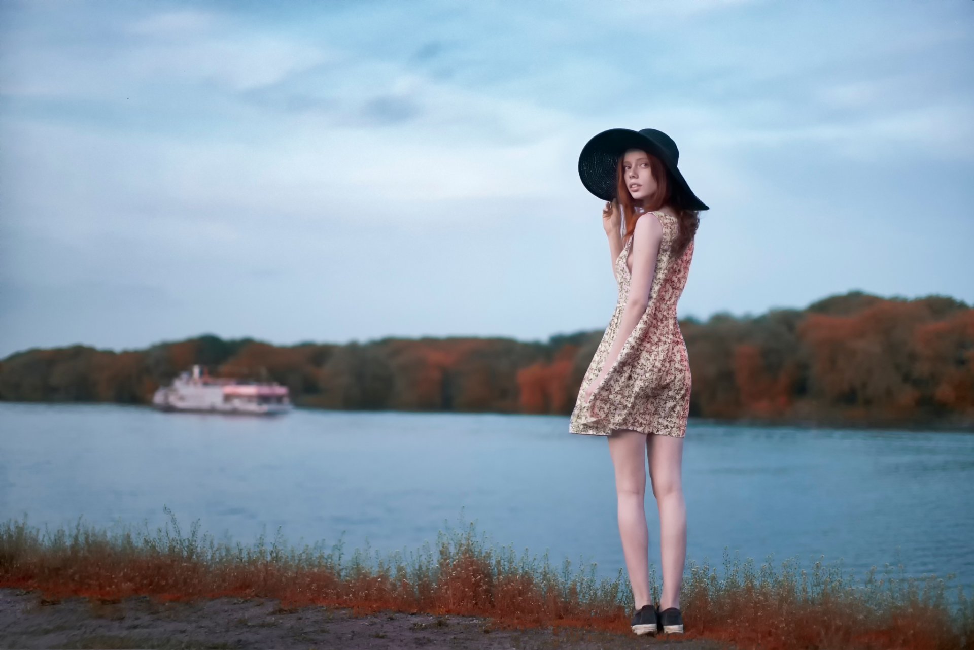 catherine yasnogorodskaya katya katyusha chapeau robe vent rivière bateau alexander vinogradov