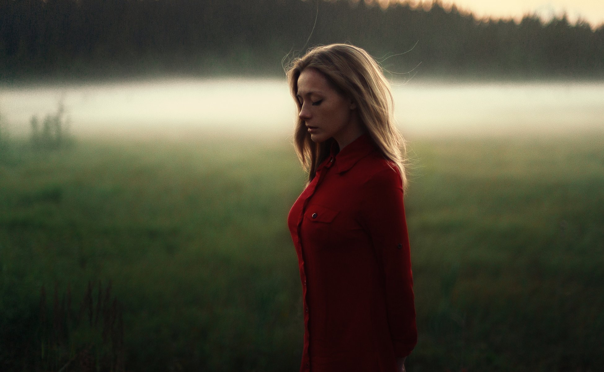 mädchen olga kobzar olga hemd rot braunhaarige traurigkeit nachdenklichkeit modell licht bokeh feld sonnenuntergang wetter porträt tatiana mercalova abend