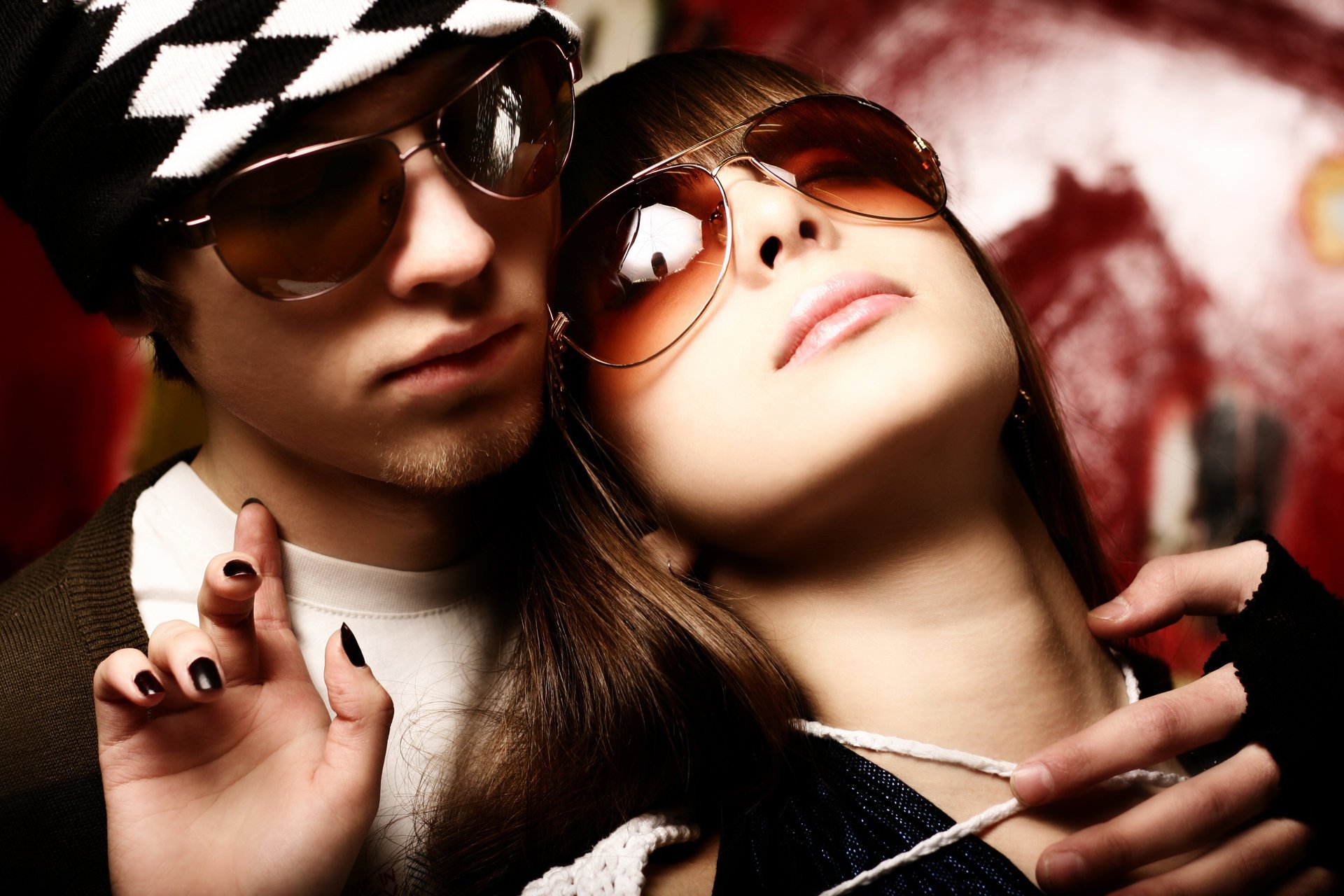 novio chica pareja gafas sombrero manicura