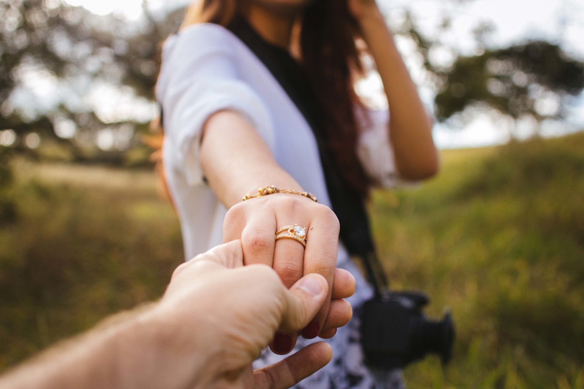 mains amoureux bague