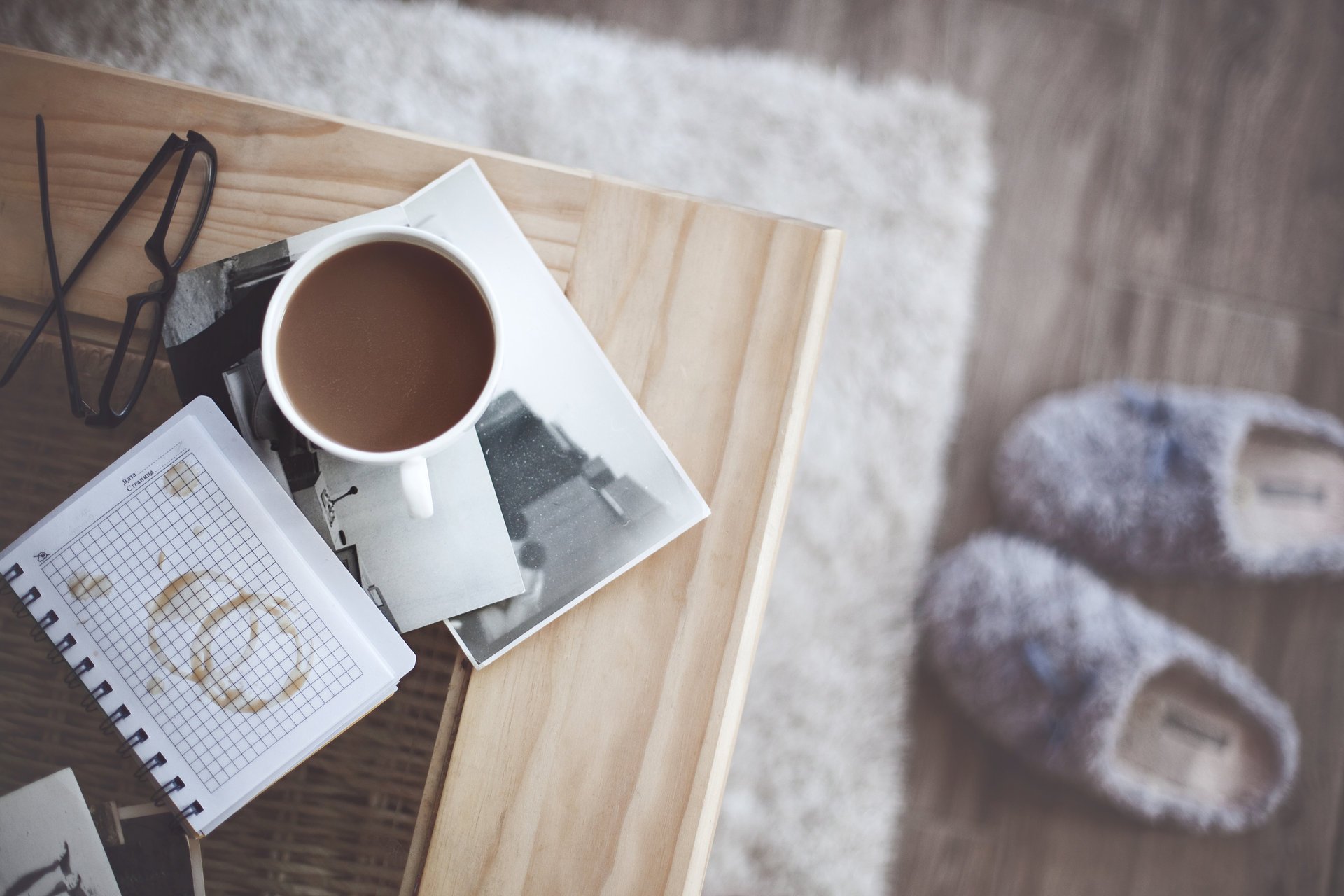 becher kaffee fotografie gläser tablett hausschuhe gemütlichkeit