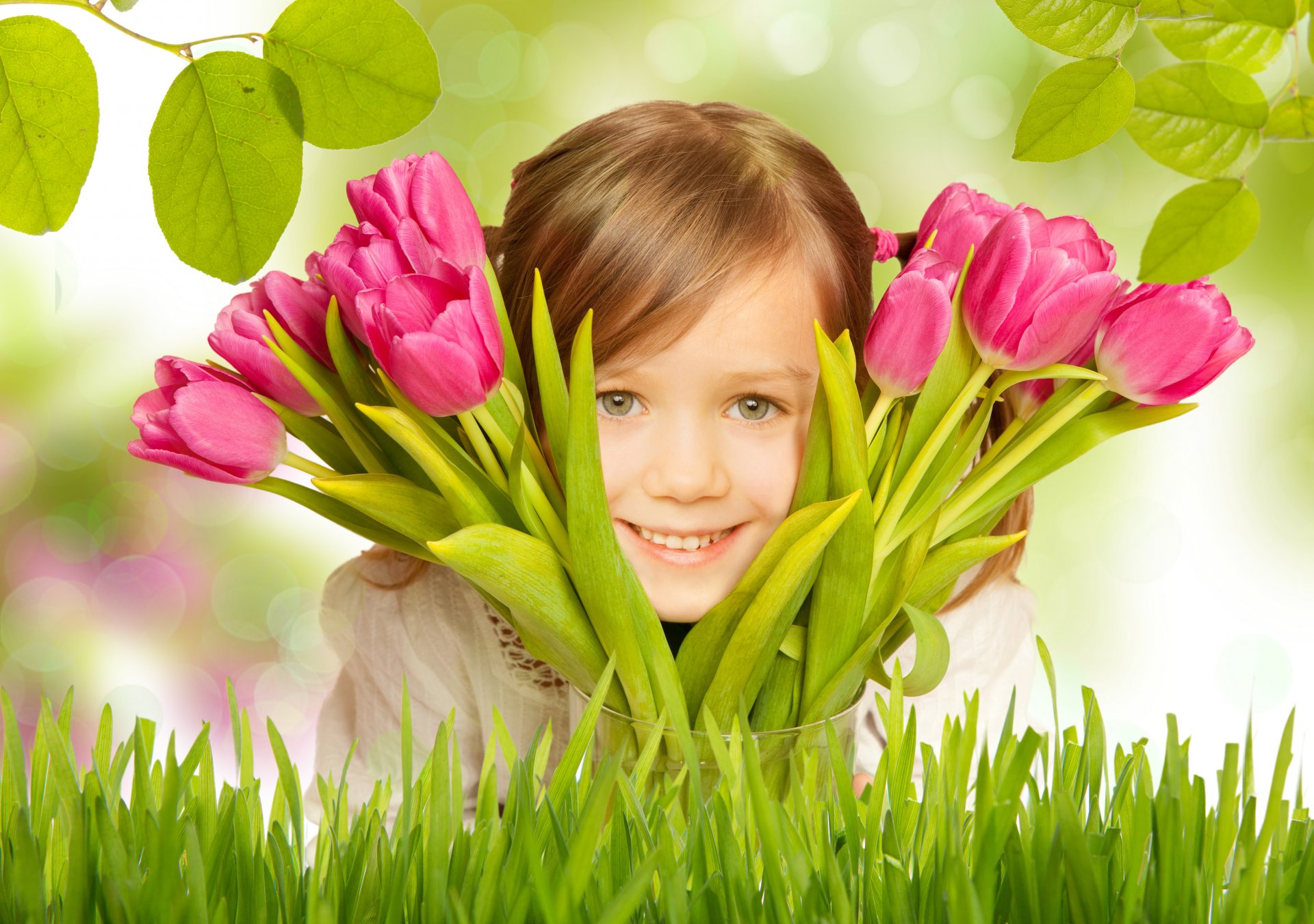 niña sonrisa hierba ramas hojas flores ramo tulipanes