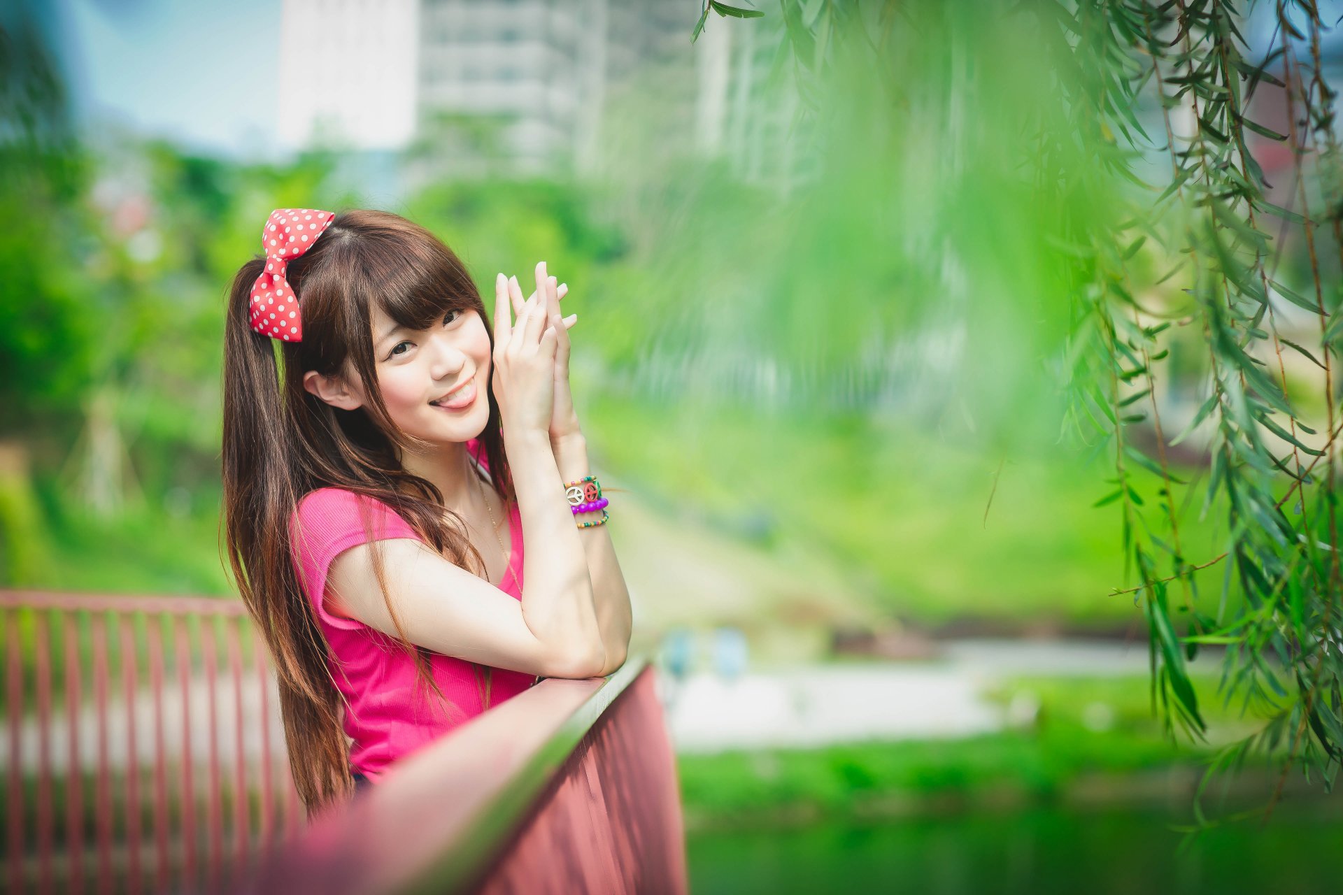 chica oriental sonrisa lengua