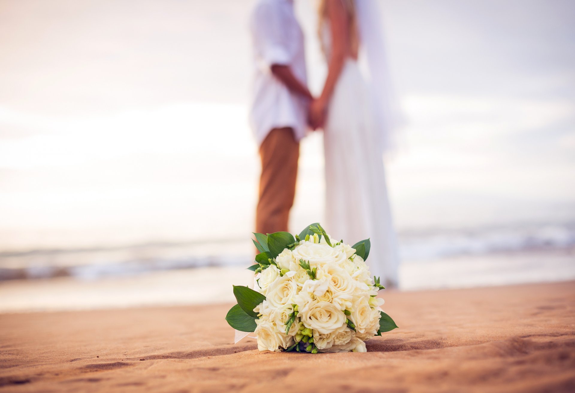 hochzeit hochzeit blumenstrauß blumen strand meer einfach verheiratet