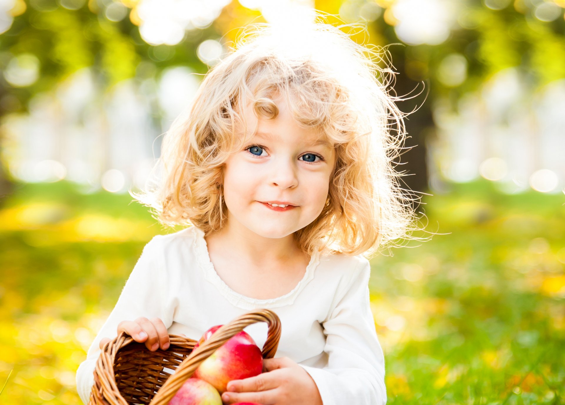 rizos sonrisa cesta manzanas parque otoño