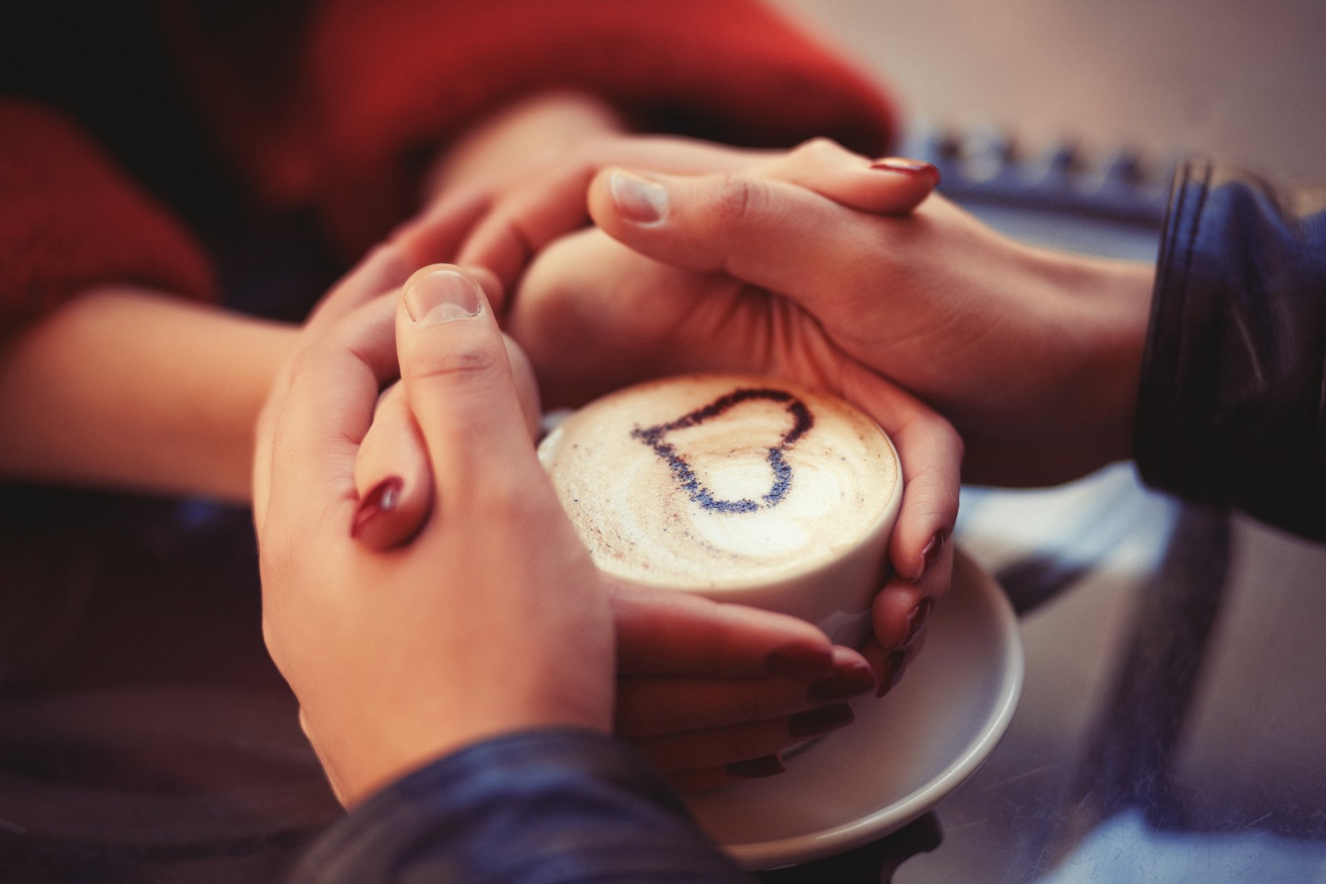 amor romántico corazón manos pareja