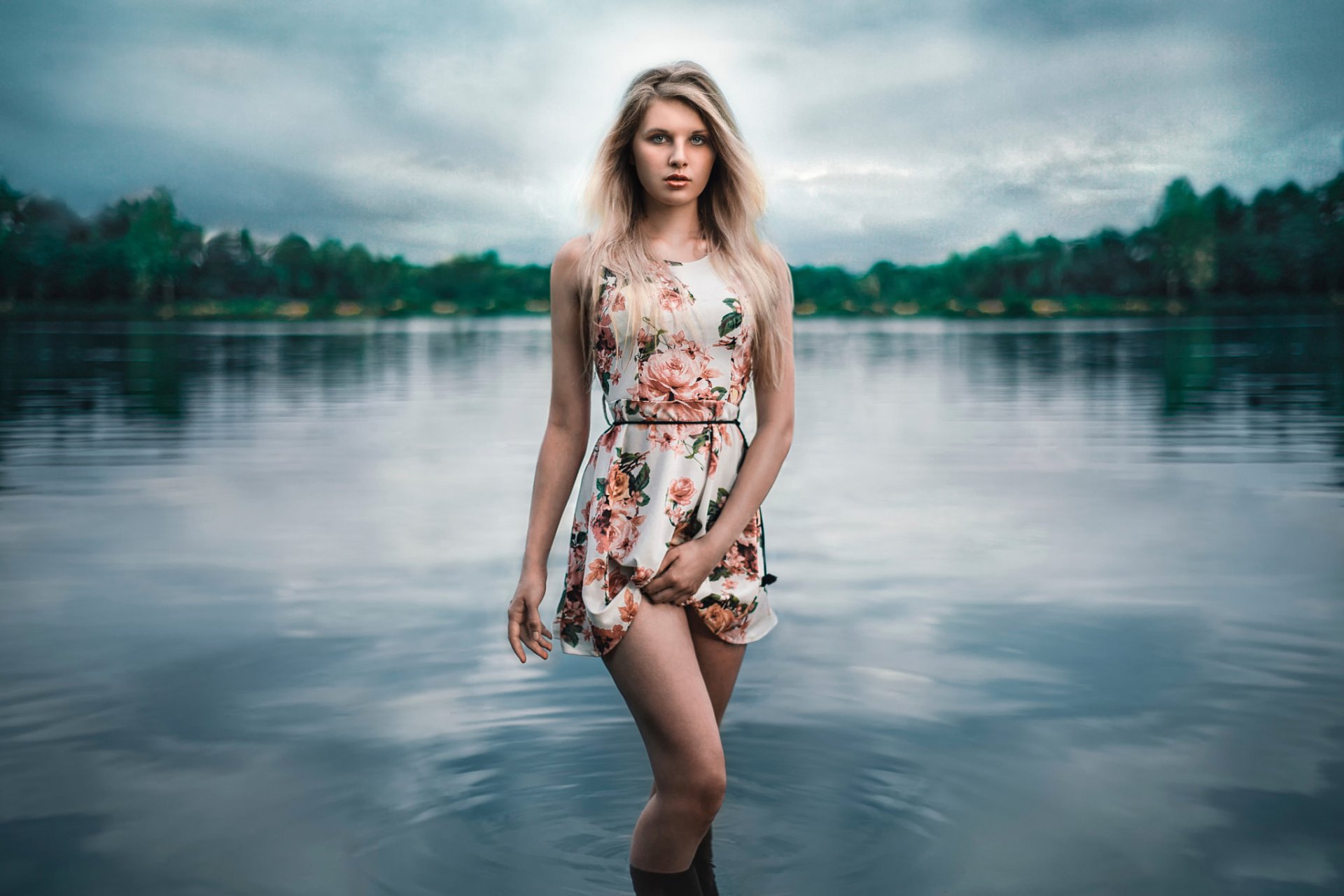 angy allein am see mädchen im wasser beine kleid lods frank