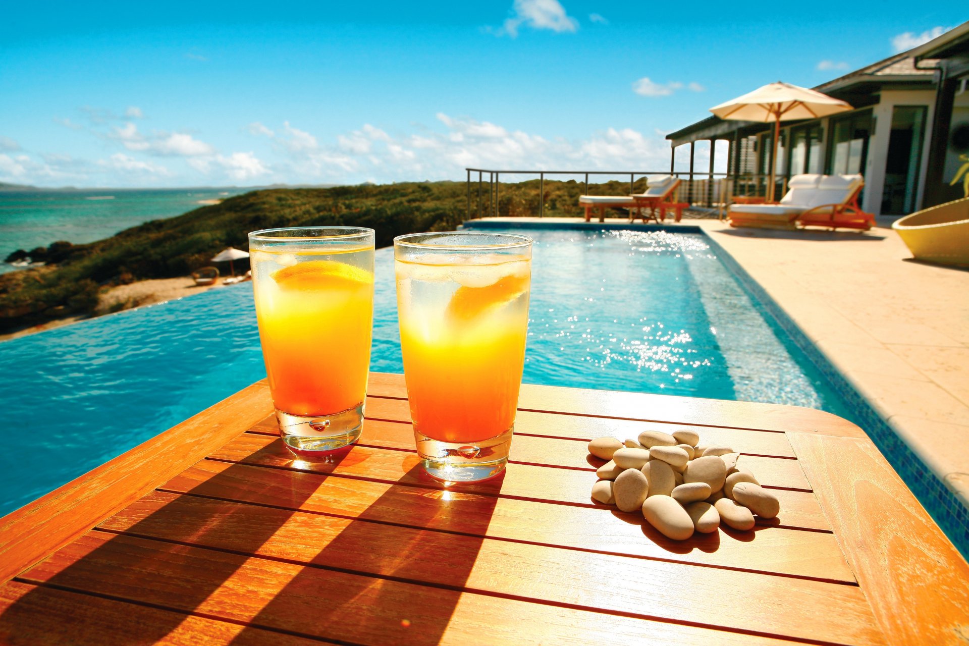 villa pool tisch cocktails himmel wolken