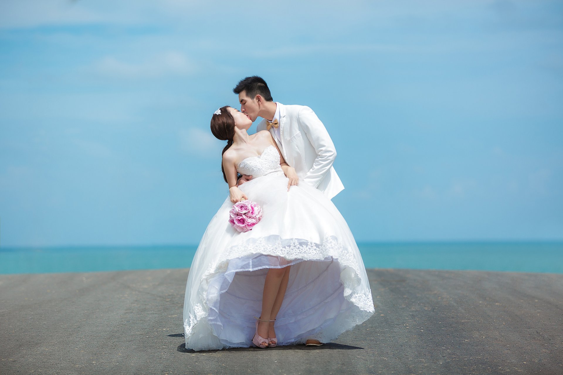 the pair groom bride wedding bouquet harbor sea horizon sky