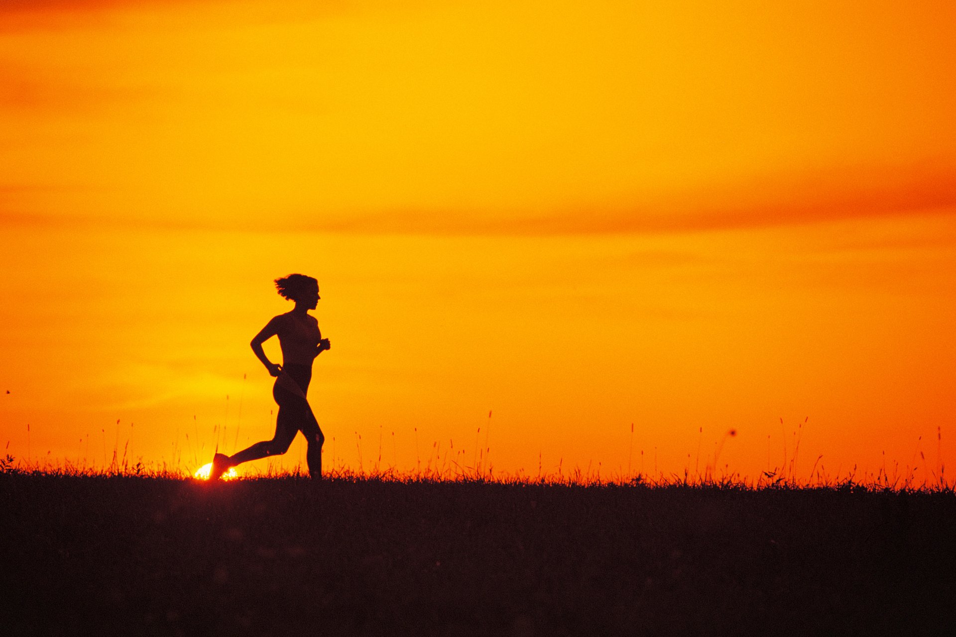 sera ragazza silhouette corsa sport natura