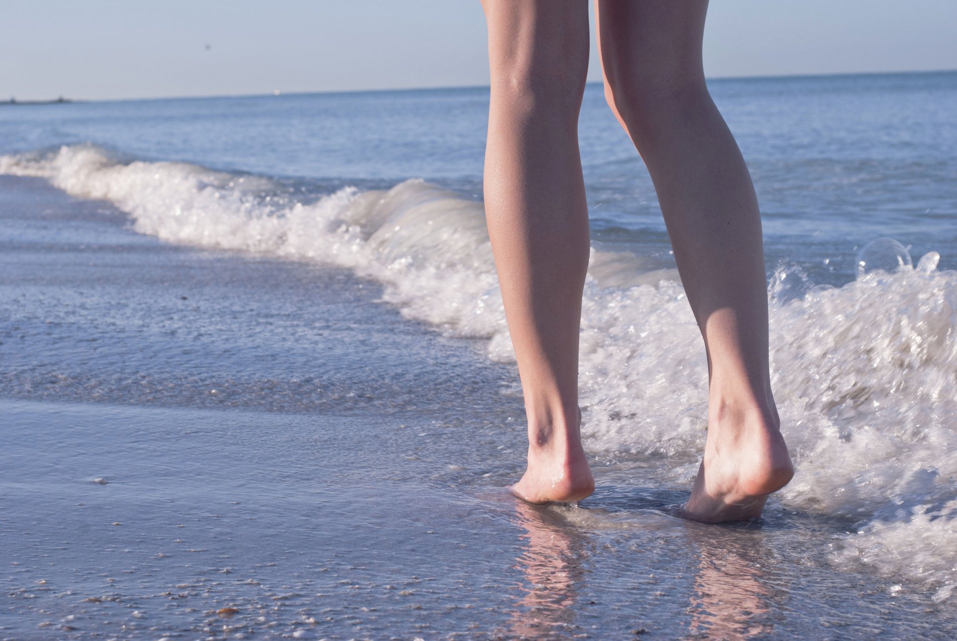la jeune fille les pieds la mer l eau la vague sable
