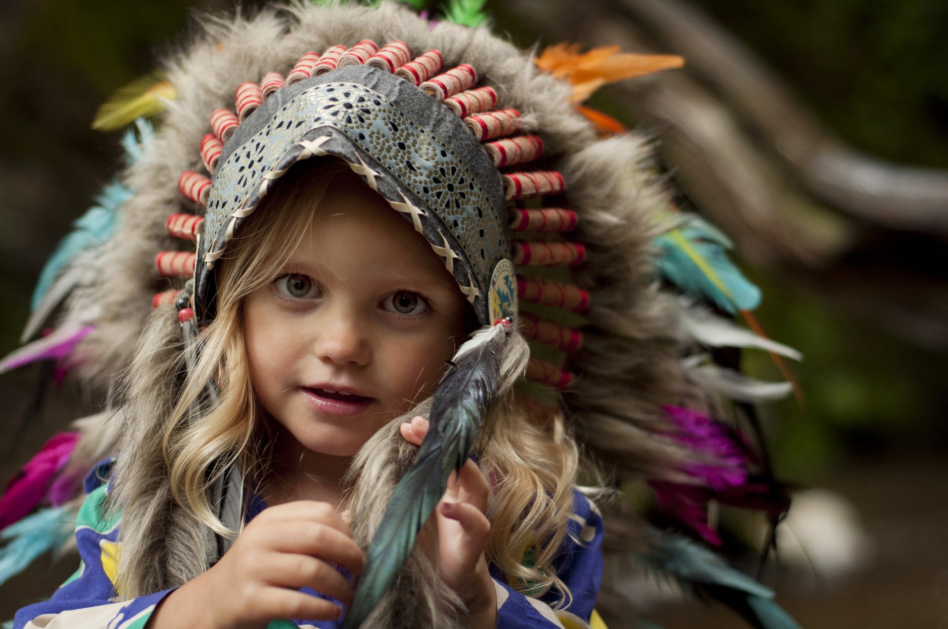 une fille un regard d un chapeau de plumes