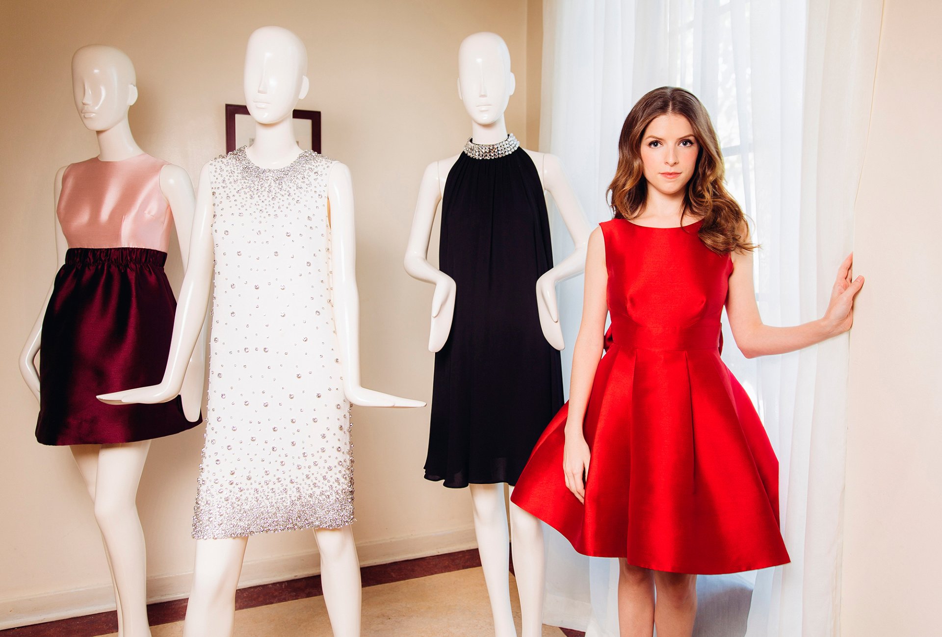 anna kendrick vestido rojo casas trajes maniquíes