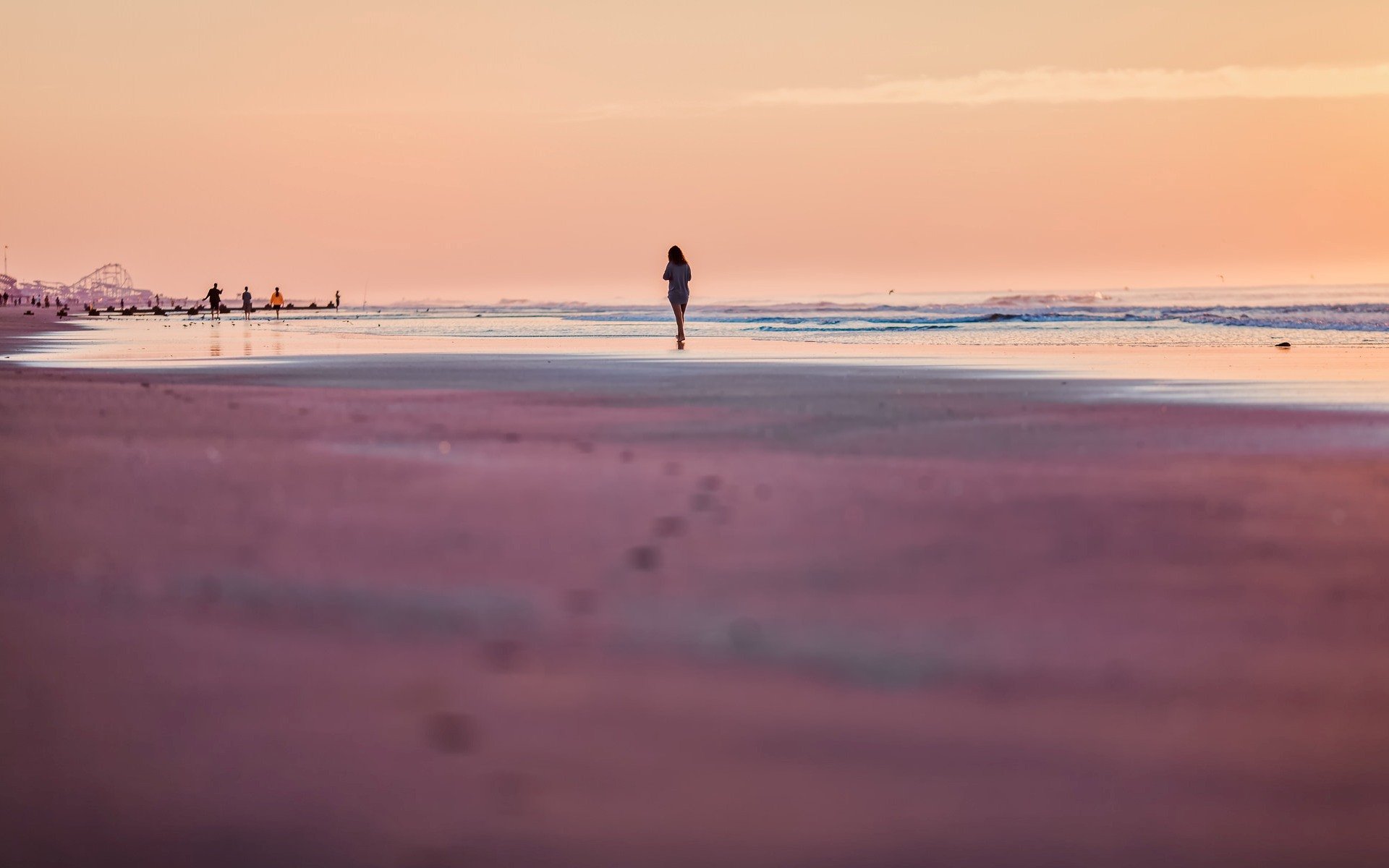 l humeur l été la plage le sable la mer les gens la vague la jeune fille la silhouette de la romance le soir les vacances le ciel