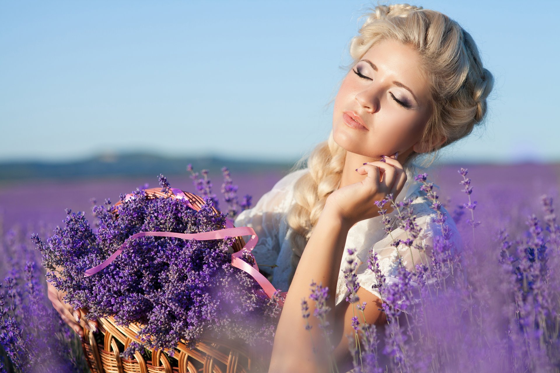 naturaleza campo de lavanda chica rubia peinado maquillaje cesta lavanda