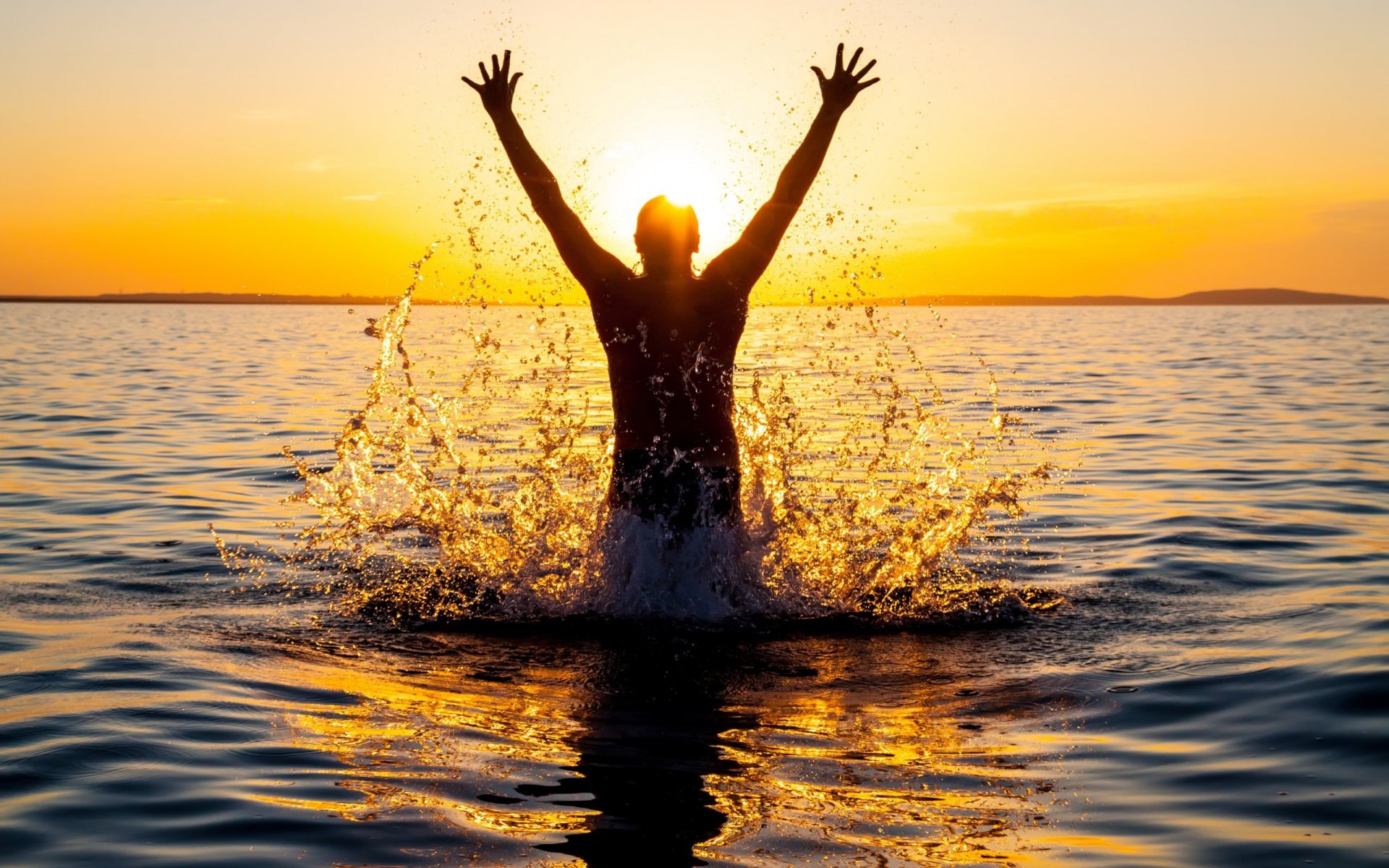 agua gotas salpicaduras emoción alegría verano silueta hombre manos palmas cielo sol luz rayos horizonte dal