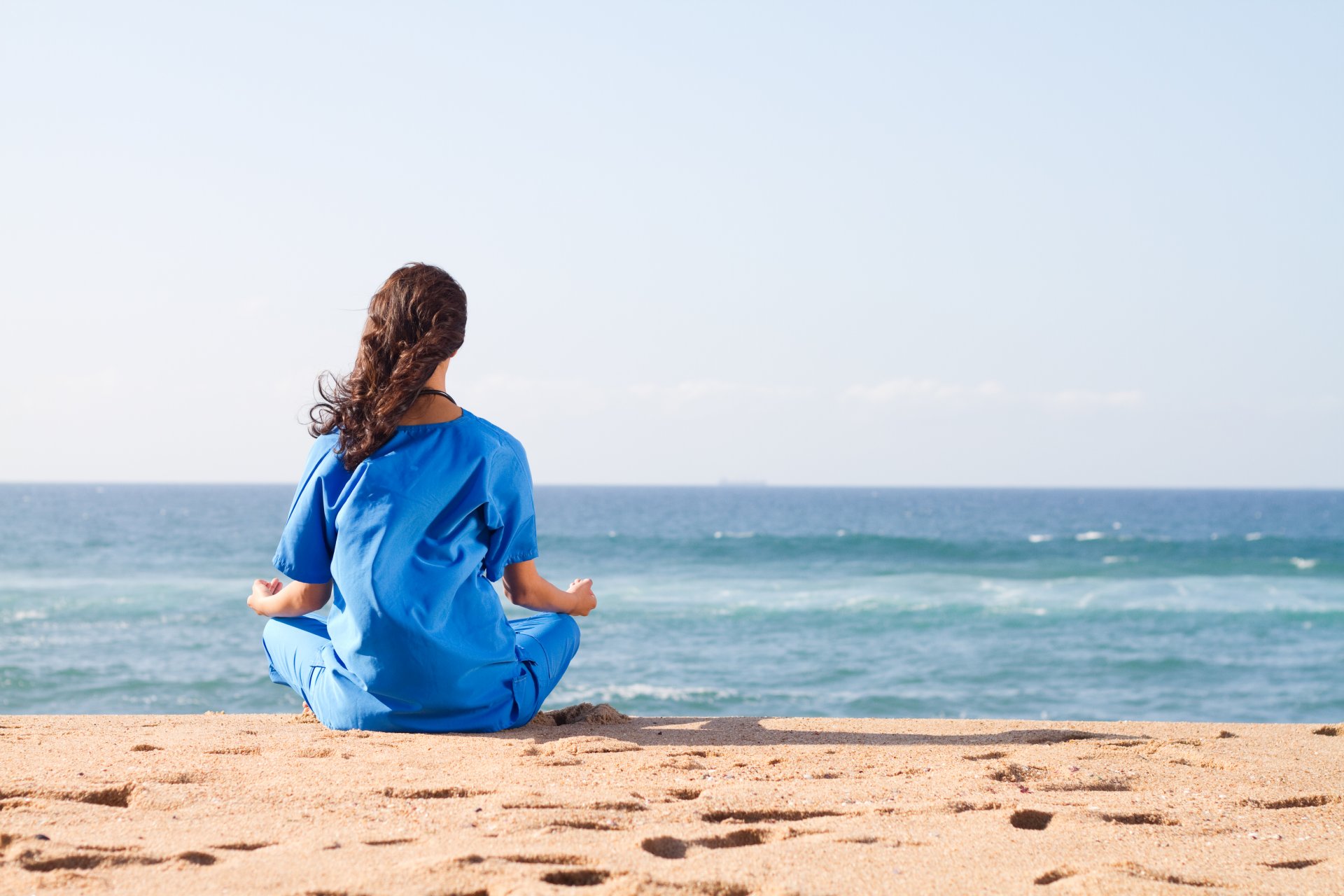 ragazza mare yoga relax