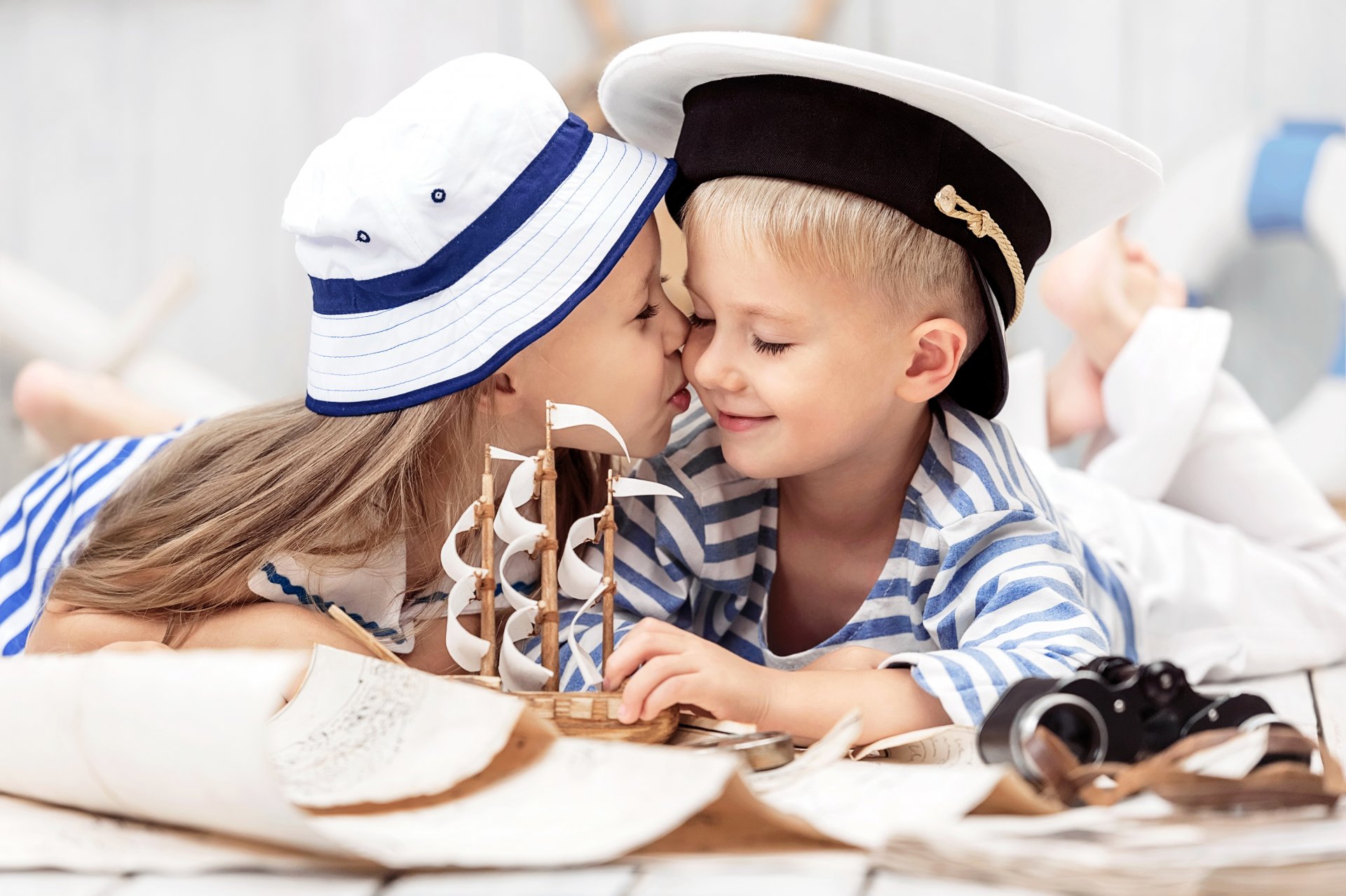 garçon jeune fille baiser d un chapeau d un bateau enfants fille un bateau l amitié