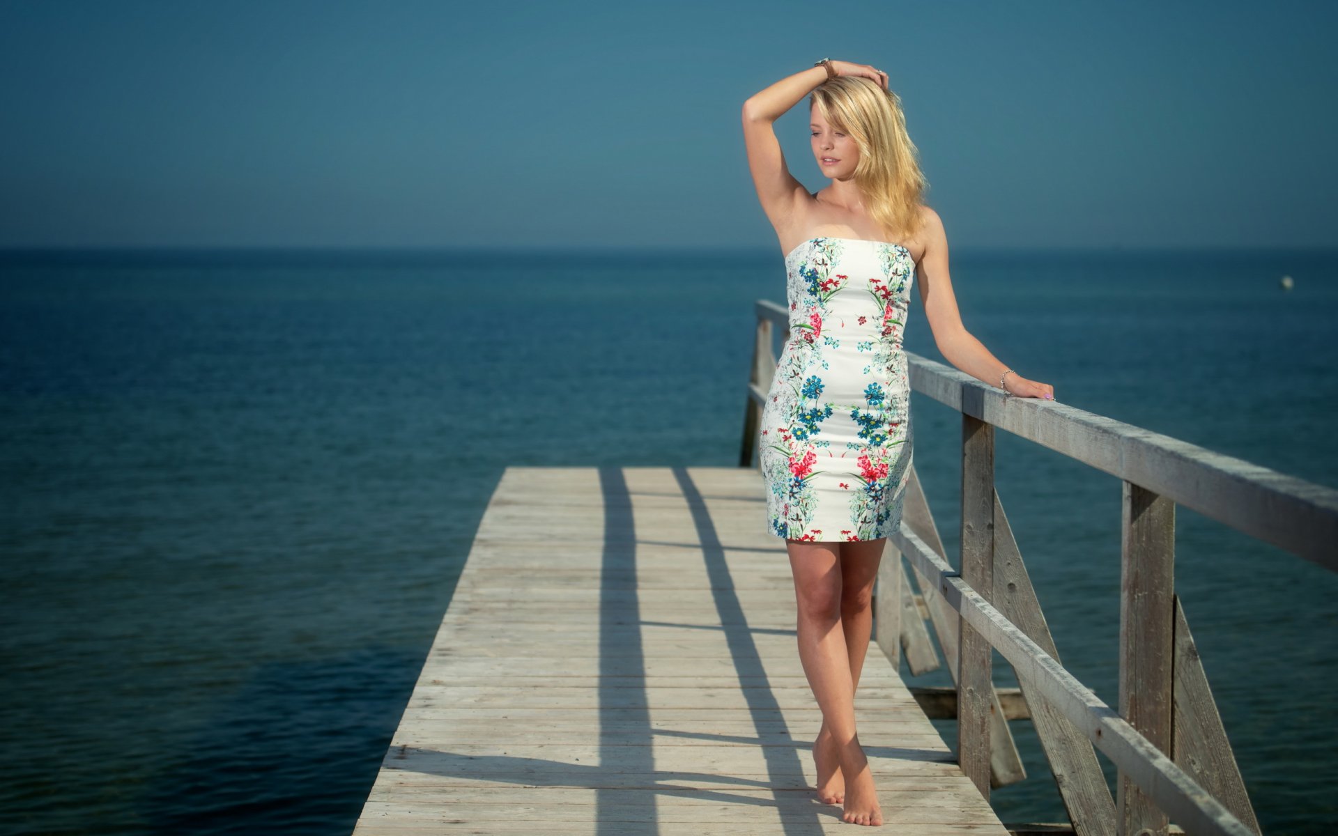 ragazza mare ponte