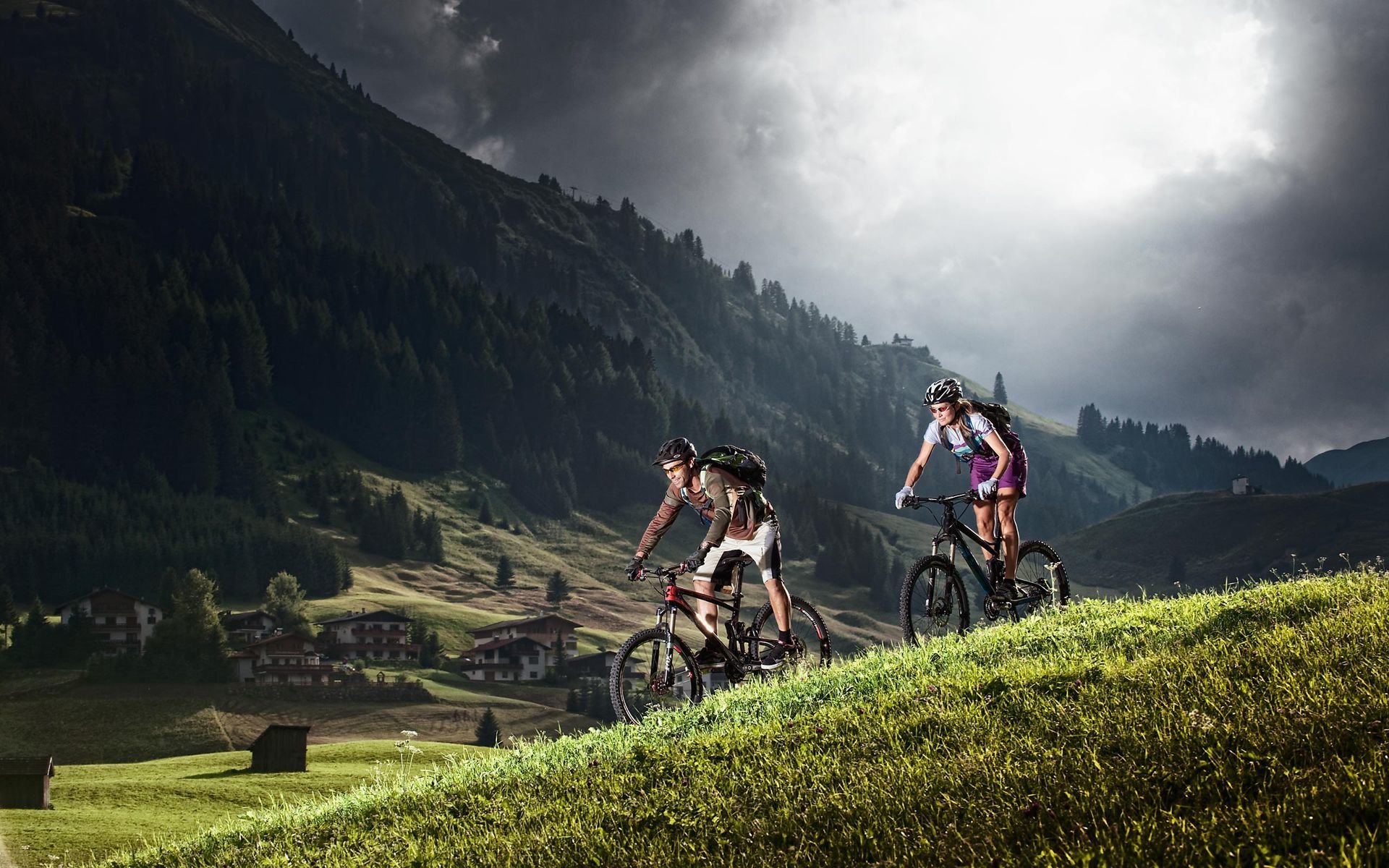 hombre mujer ciclistas excursionistas montañas alpes naturaleza