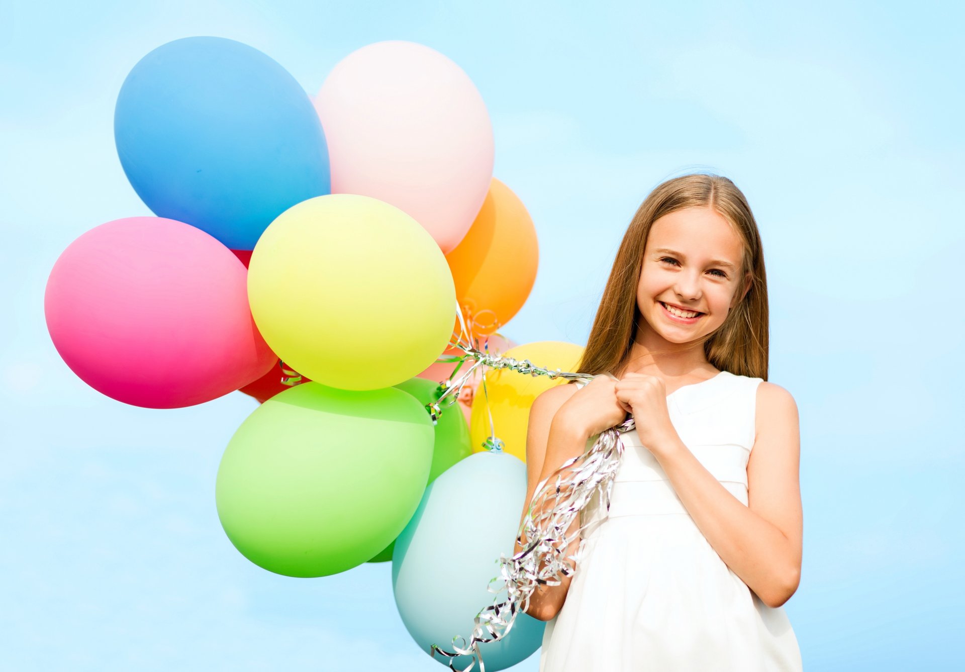 heureux boules colorées le ciel la jeune fille sourire ballons la fille la joie le bonheur