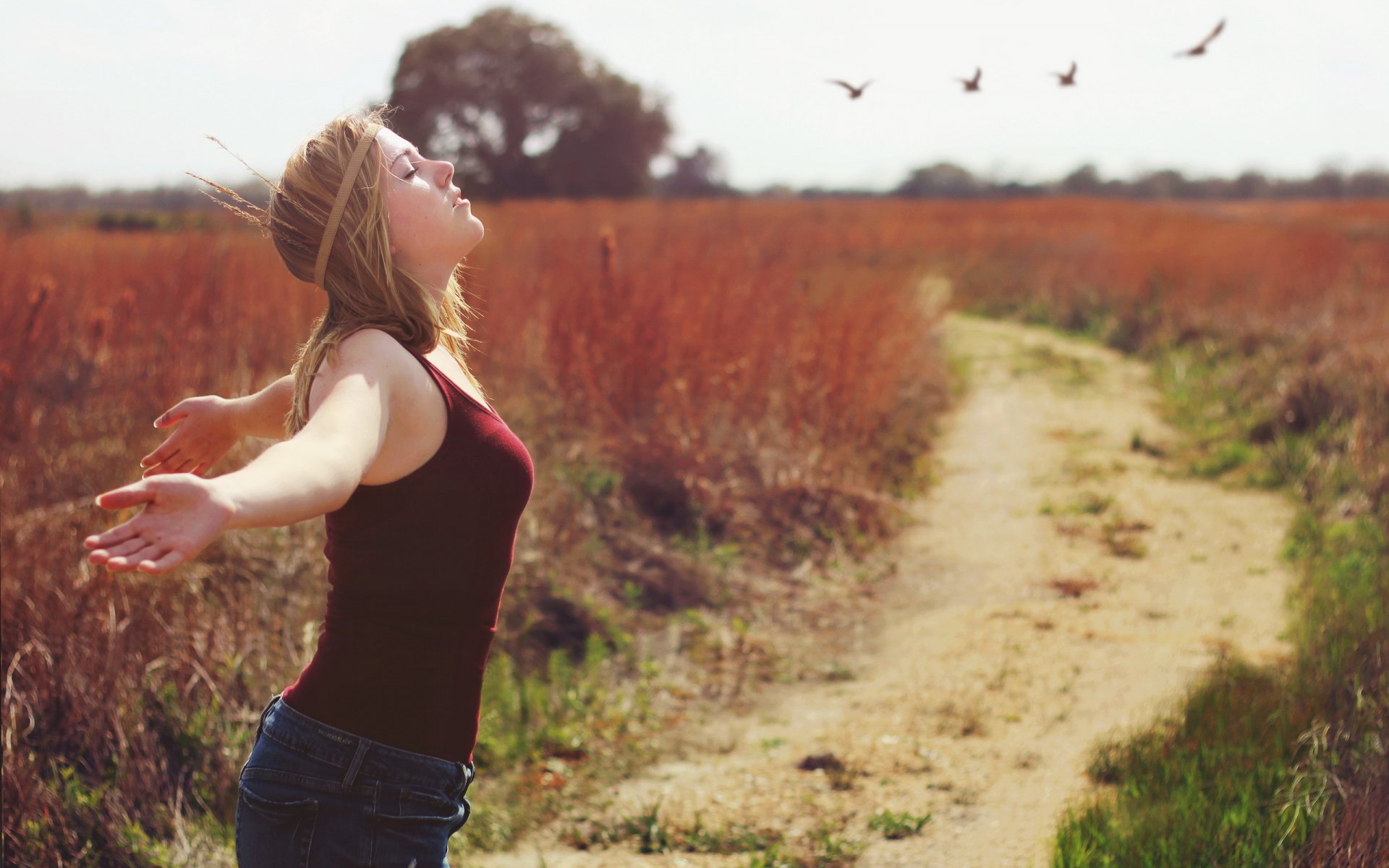 la jeune fille sur le terrain humeur