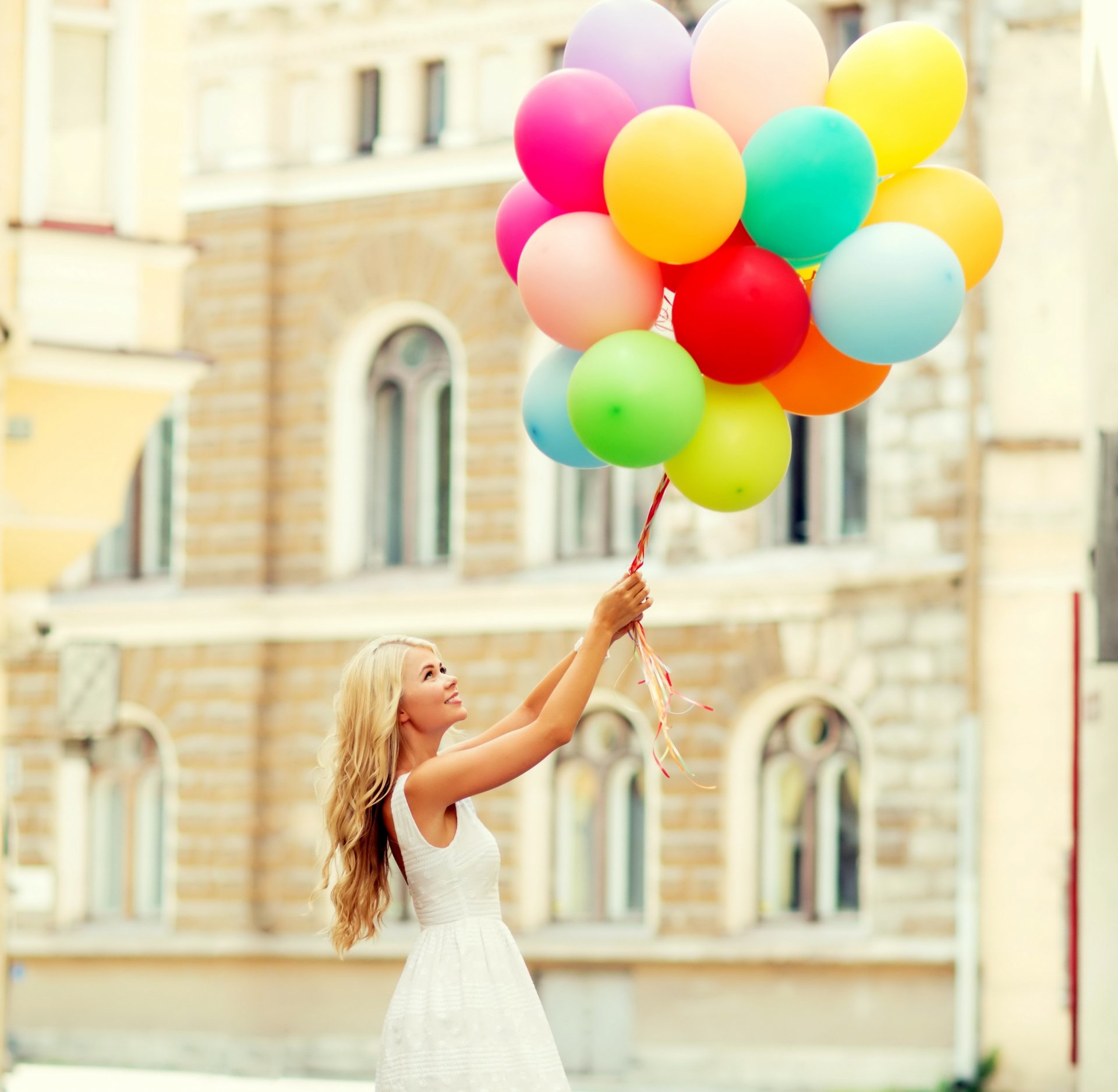 glücklich mädchen frau luftballons lächeln freude glück luftballons