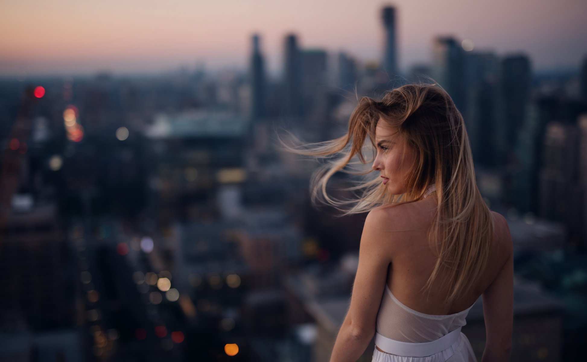 maya fille ville bokeh vent cheveux jesse herzog