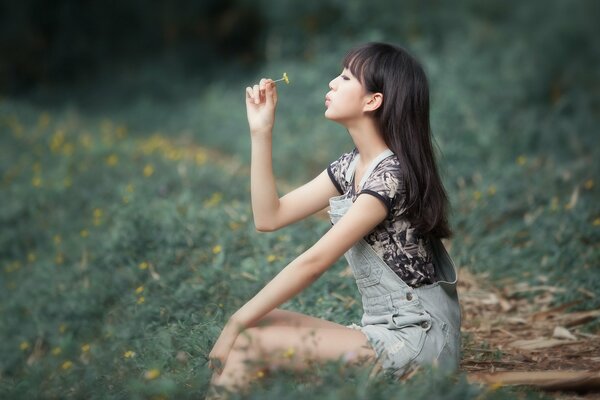 Chica asiática en el fondo de la vegetación