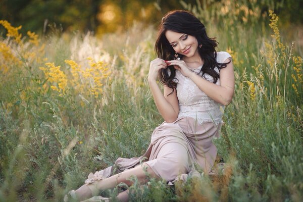 Ragazza nel campo. Modello. Brunetta