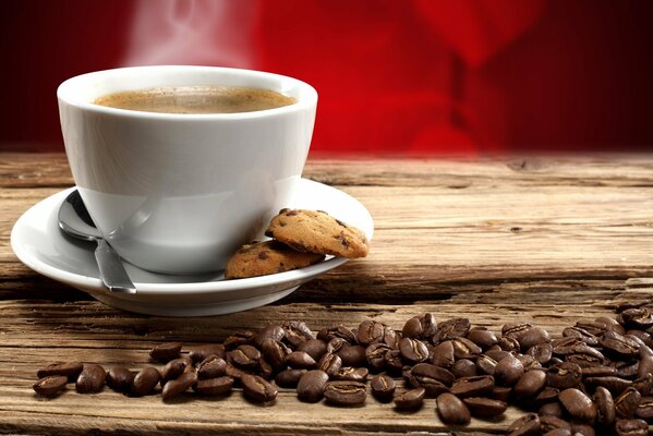 Tasse de café avec des biscuits. graines de café