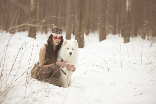 Mädchen mit Hund im Winterwald