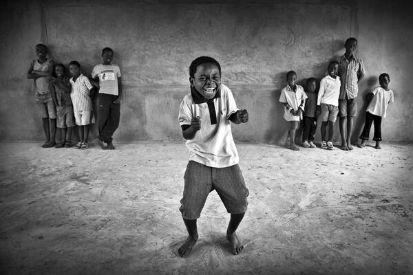 Kinder. Tanzen. Die Stadt. Afrika