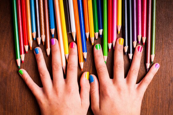 Jasny manicure i kredki