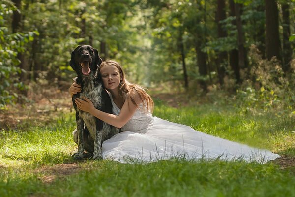 Ein Mädchen und ein Hund in der Waldruhe