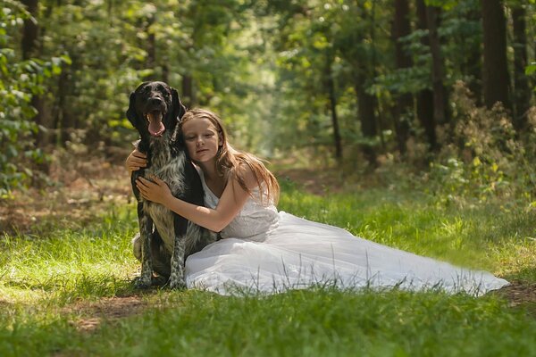 Ragazza e cane nel silenzio della foresta