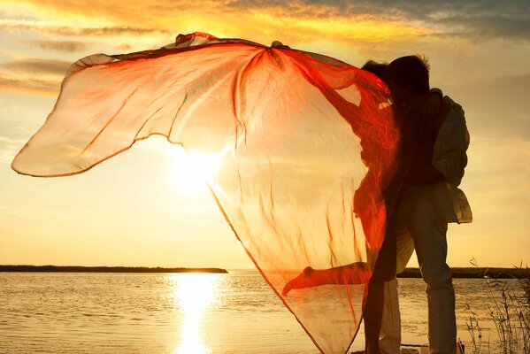 Ragazza con ragazzo incontra il tramonto sul lago