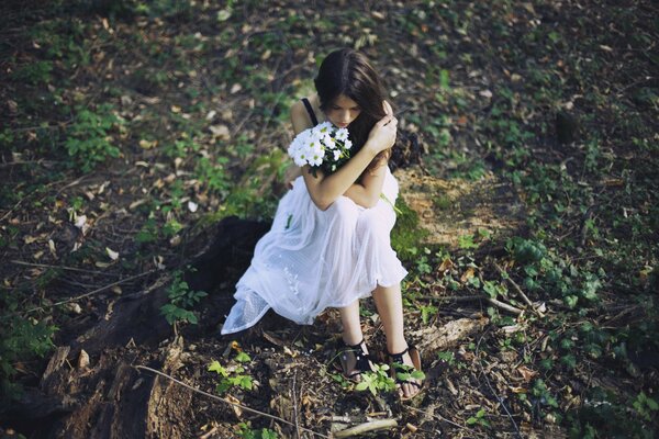 La jeune fille en robe blanche dans la forêt