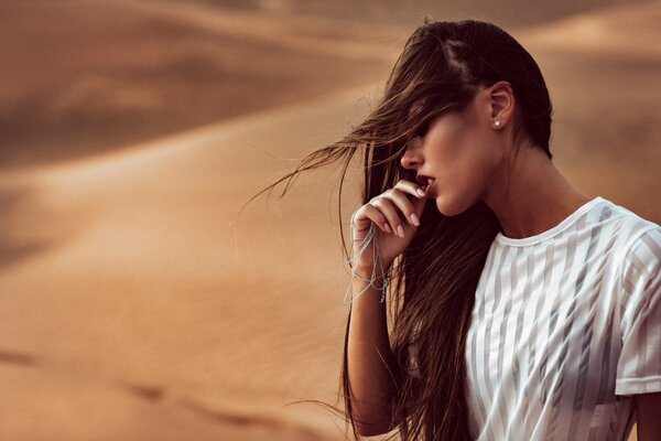 Foto di una ragazza con il trucco nel deserto