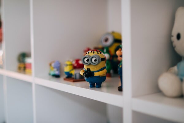 Minion sullo scaffale con i giocattoli